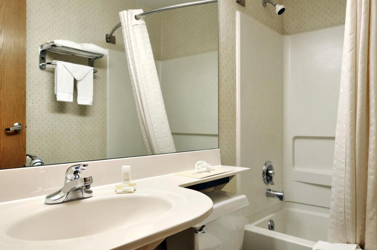 Microtel By Wyndham Victor Extérieur photo