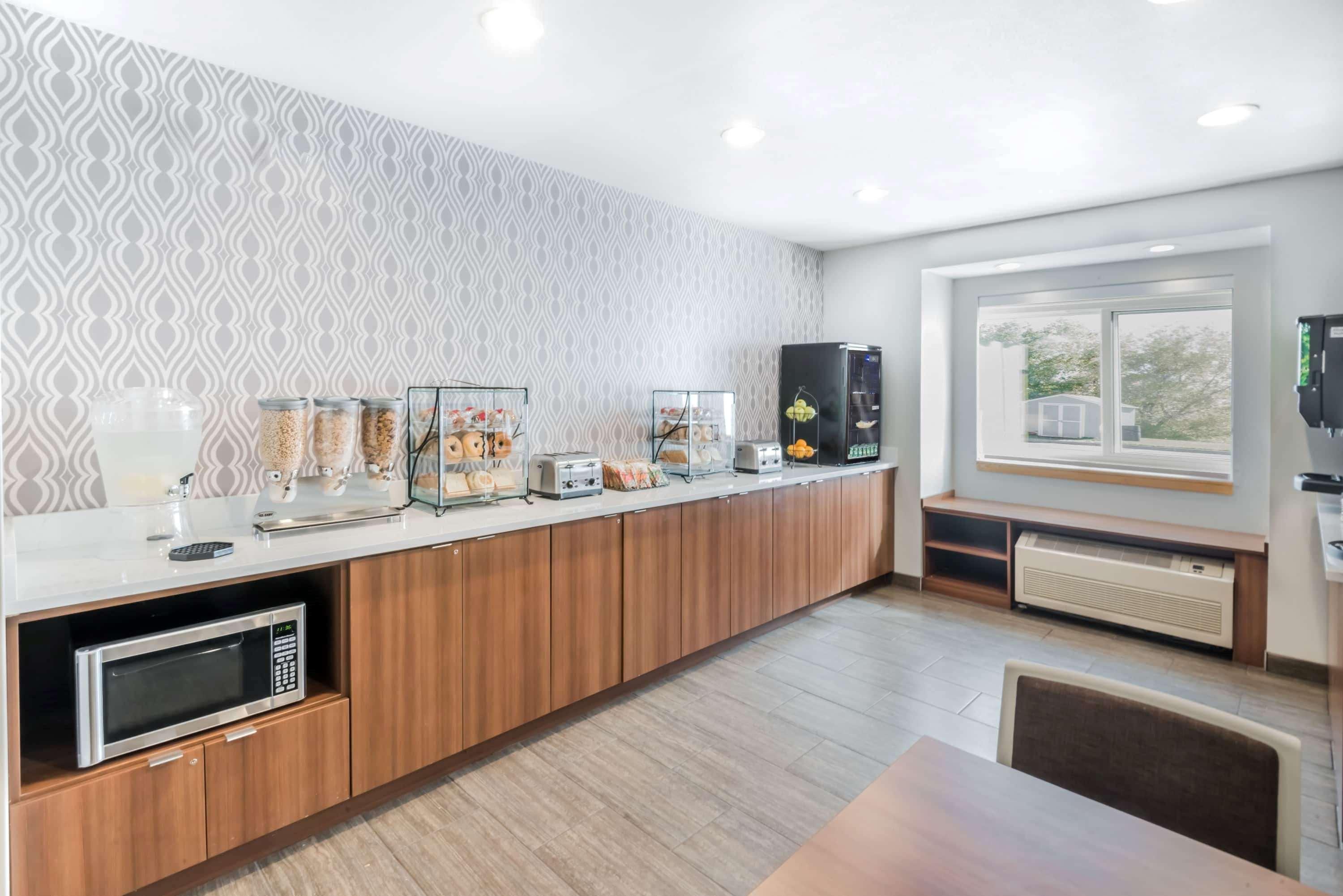 Microtel By Wyndham Victor Extérieur photo