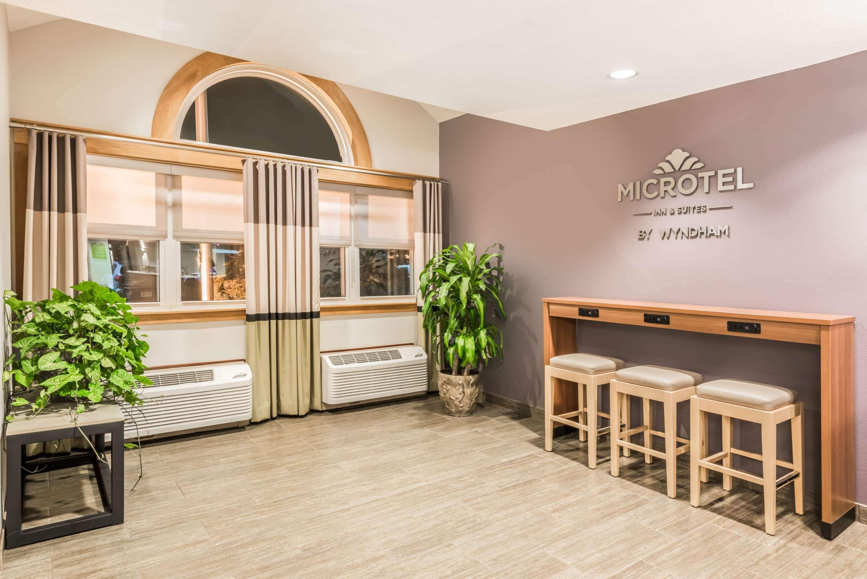 Microtel By Wyndham Victor Extérieur photo