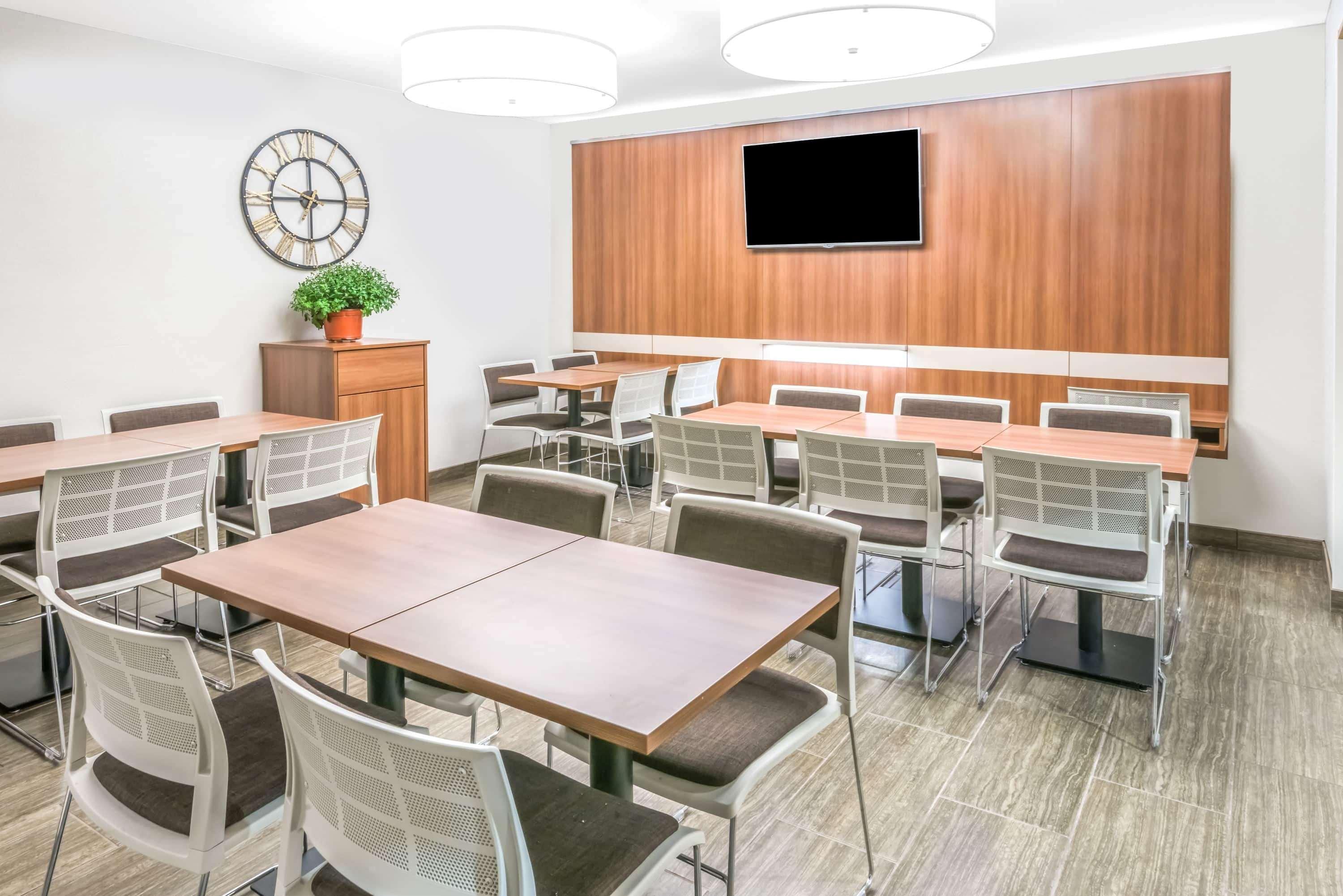 Microtel By Wyndham Victor Extérieur photo