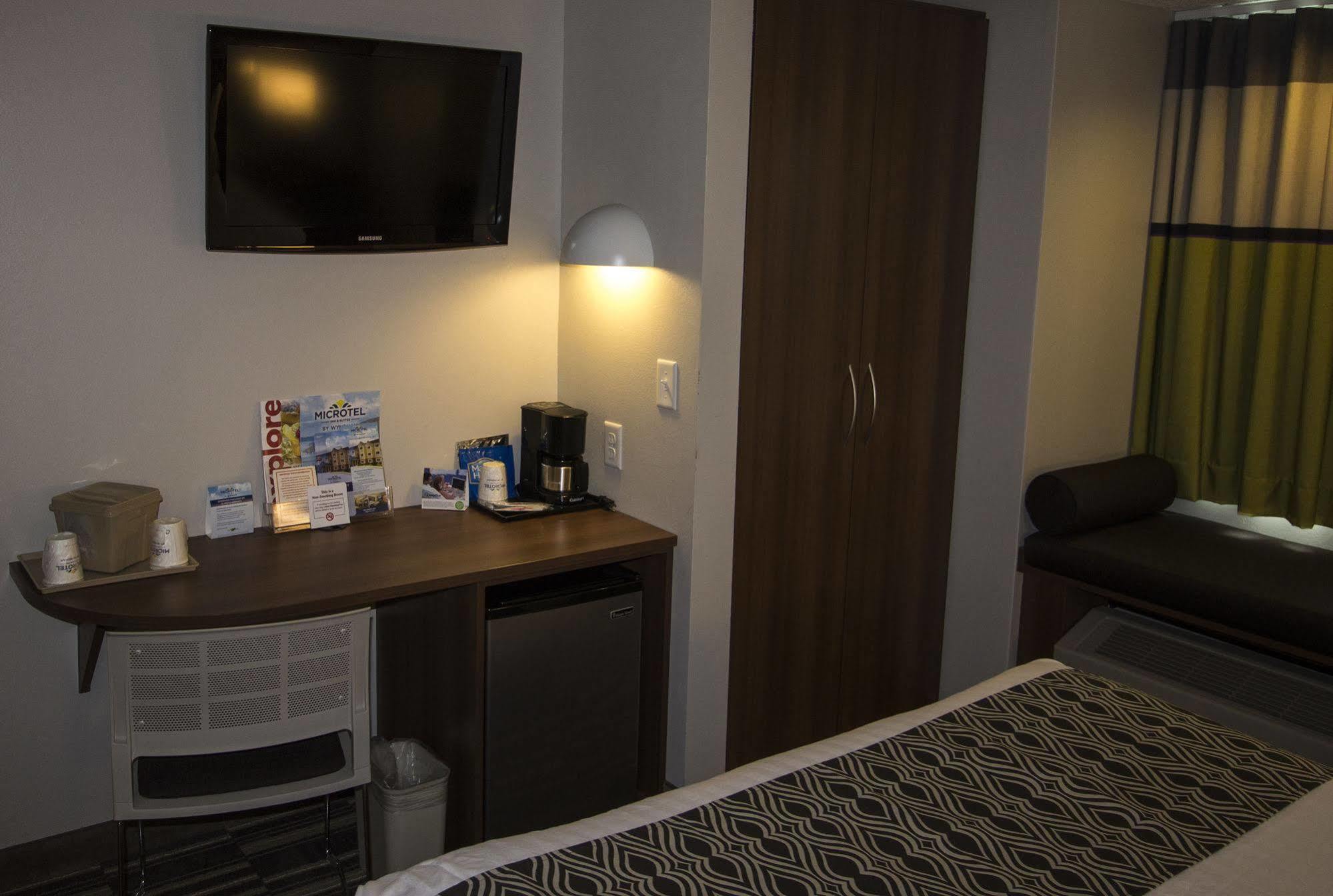 Microtel By Wyndham Victor Extérieur photo